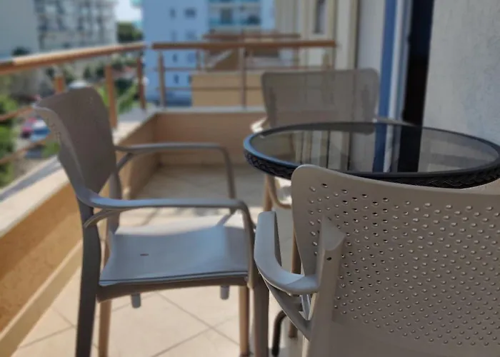 Coastal Comfort - Spacious 1-bedroom